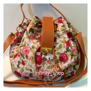 🚫Sold🚫🌺Floral sossy bucket🌺