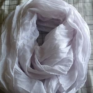 💢SOLD💢💜White crinkled scarf
