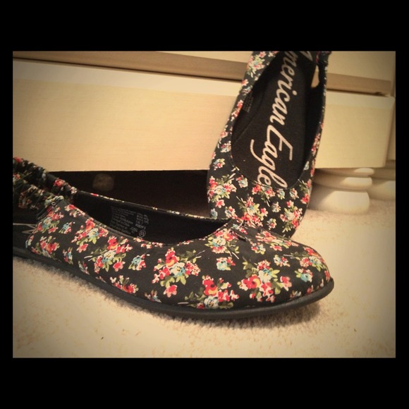 Adorable summery floral flats! - Picture 1 of 1
