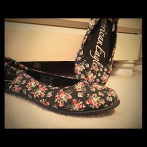 Adorable summery floral flats!