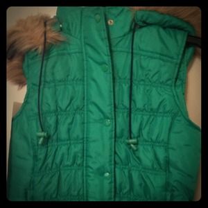 Adorable mildly puffy vest!