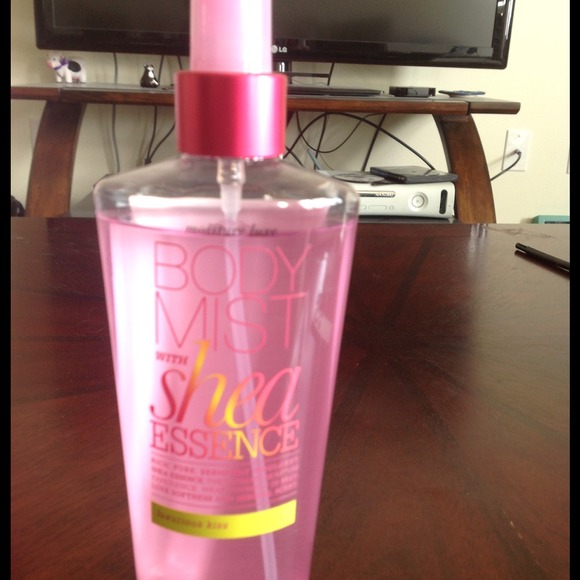 SOLD....Victoria Secret body mist Luxurious Kiss