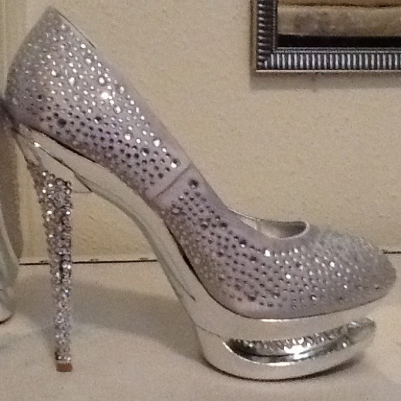 Silver jeweled pumps - Picture 3 of 3