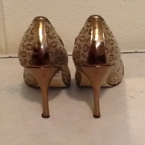Gold guess heels - Picture 3 of 3