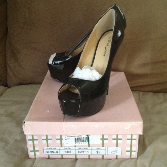 !!REDUCED!! Sexy black patent peep toe heels