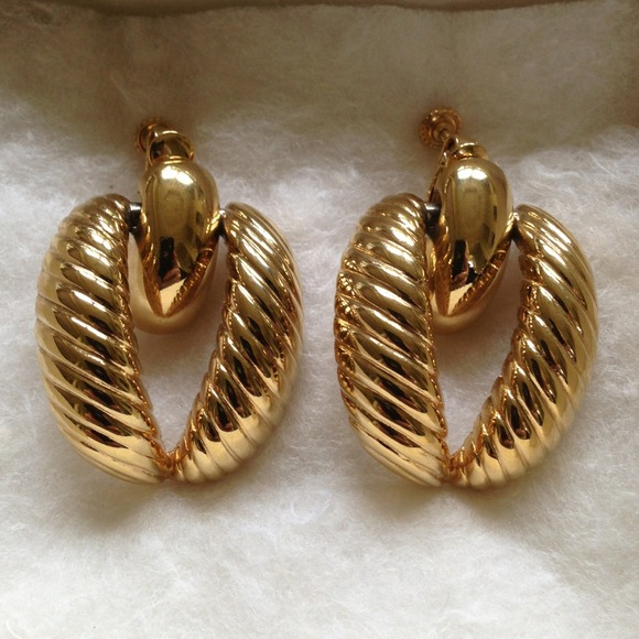 $SOLD$   Beautiful Gold Vintage Earrings!