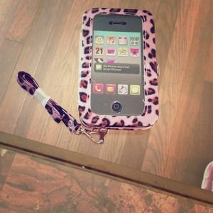 iPhone 4/4s Pink Cheetah Print Clutch