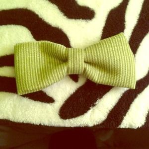 Adorable green hair bow!