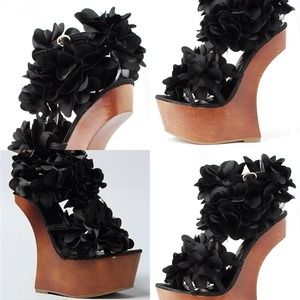 💙NEW!!! Floral platform pumps!!!