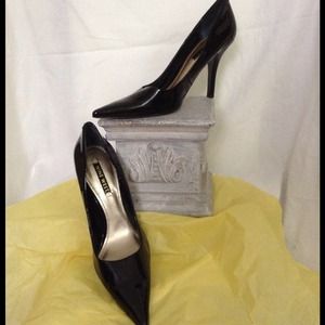 Nine West black patten leather pump