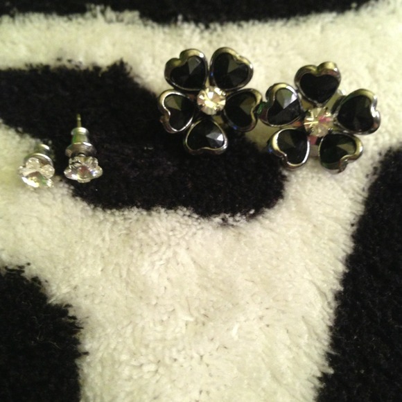 Two piece Forever21 flower earring set