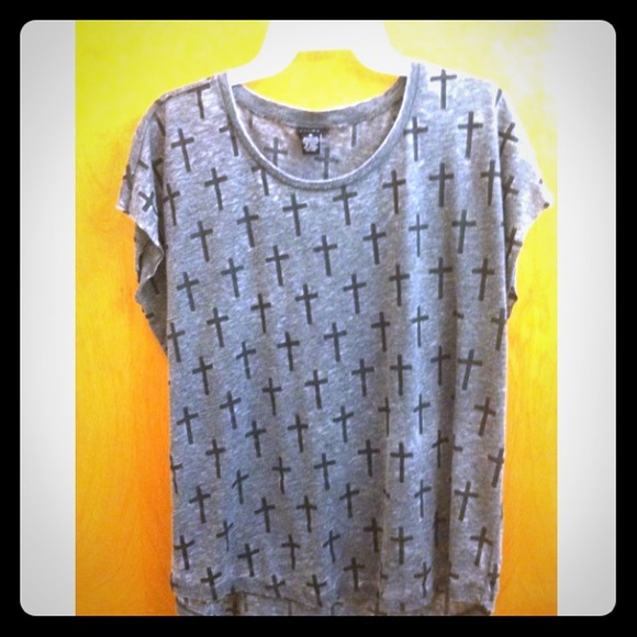 ✨TRADED✨Grey cross shirt - Picture 1 of 1