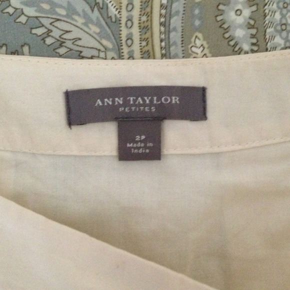 👇Reduced👇Beautiful Embroidered Pleated Skirt - Picture 2 of 3