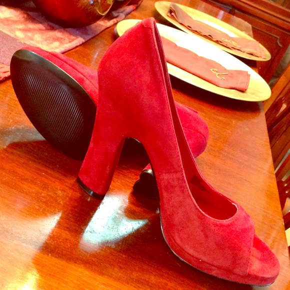 Red heels! - Picture 1 of 2
