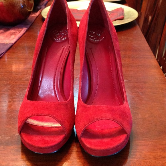 Red heels! - Picture 2 of 2