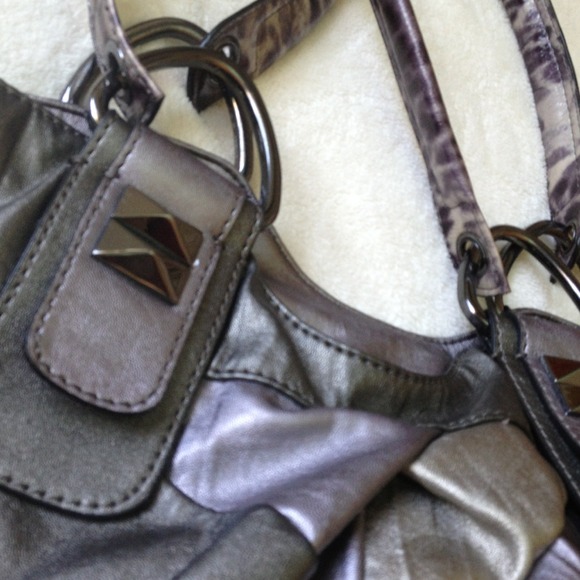 GUESS Purse! - Picture 2 of 4