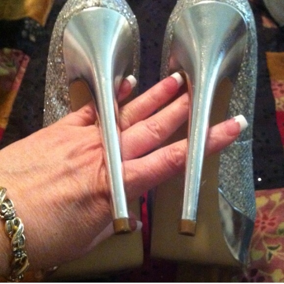 Extra Pics❤PROM NIGHT❤Beautiful Silver Shoes - Picture 2 of 4