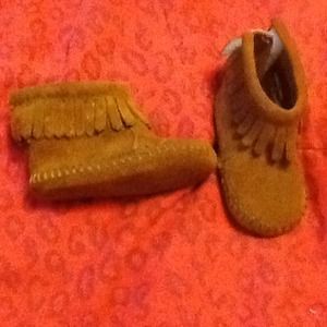 Minnetonka baby booties sz 1