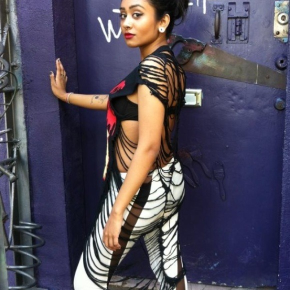 BLACK BEAST - Picture 3 of 3