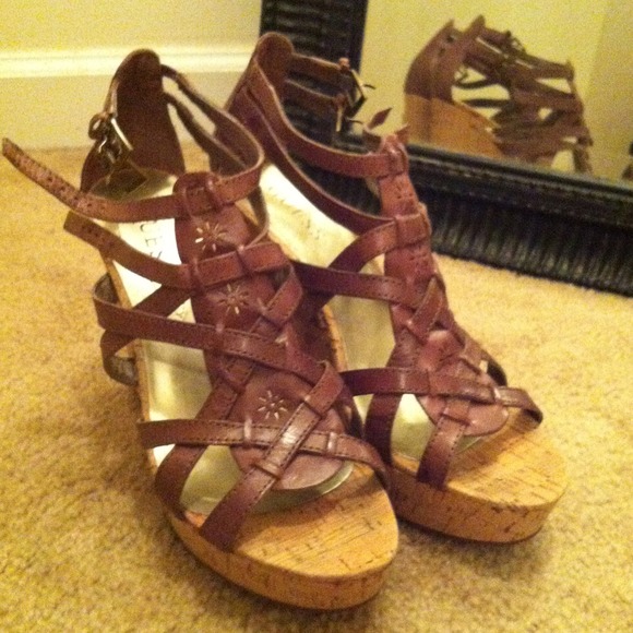 REDUCED!!💥💥💥Guess Wedge💥💥💥
