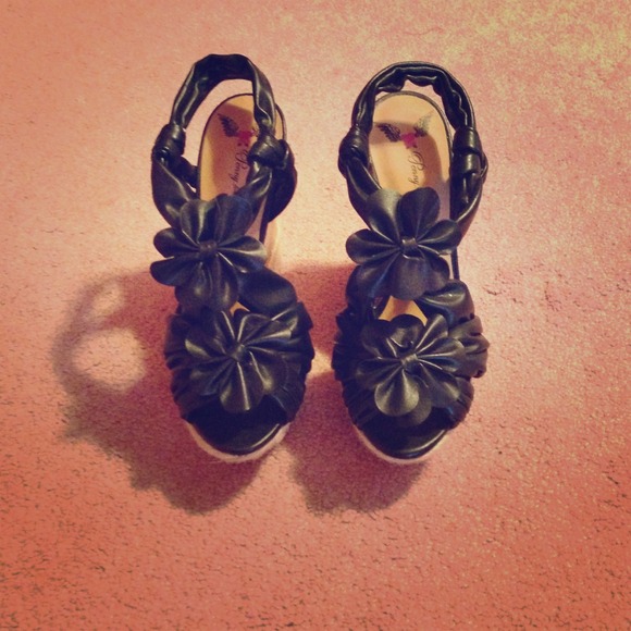 Black wedges
