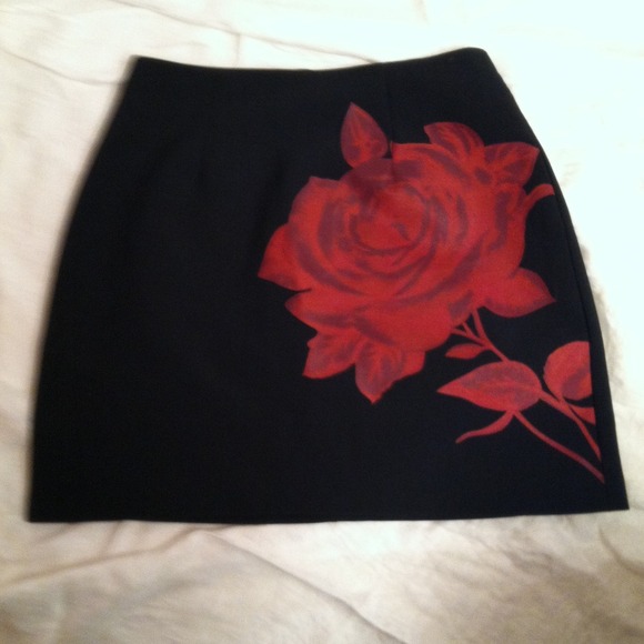 Black mini skirt with red rose