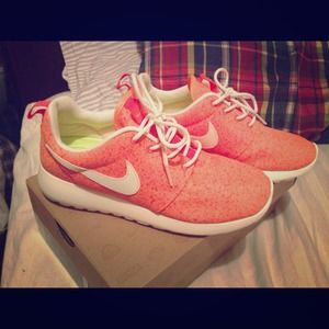 Nike Woman's Crimson Rosherun