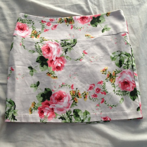 🚫RESERVED🚫Floral Skirt size S