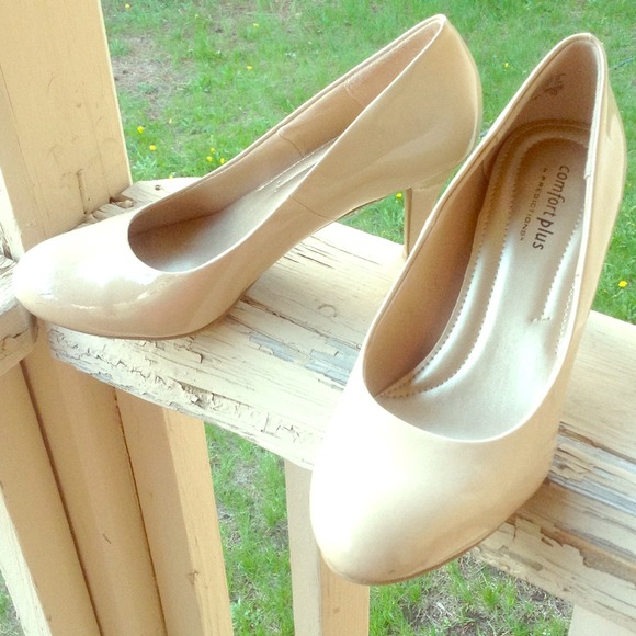 Nude pumps size 7