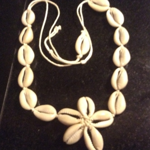 Jewelry - Neckless vintage all shells