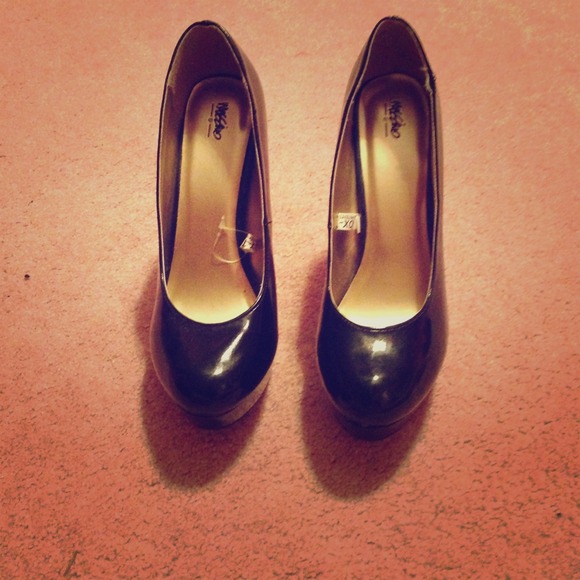 Brand new Black pumps
