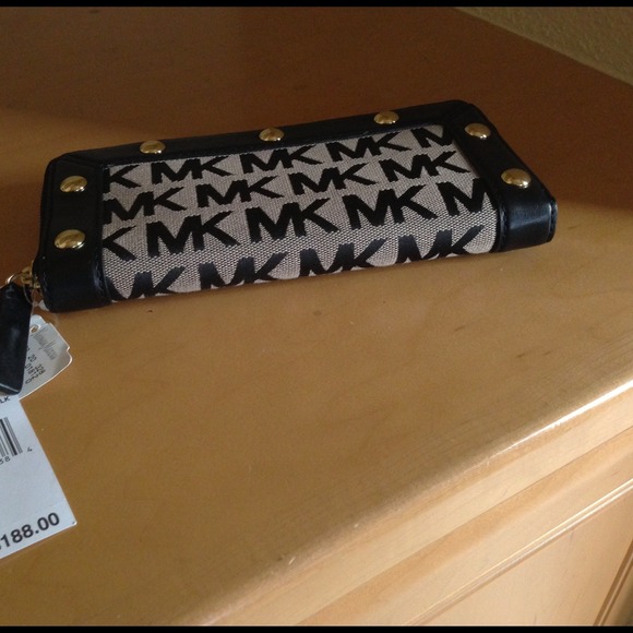 SOLD on TRADESY-MICHAEL KORS-NWT Zip around wallet