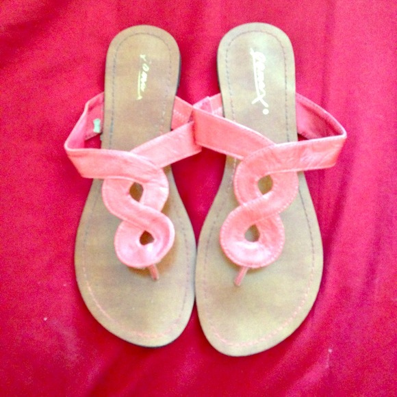 Shoes - Size 7.5 coral sandals