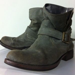 Low ankle grey-brown motorcycle boots with buckles