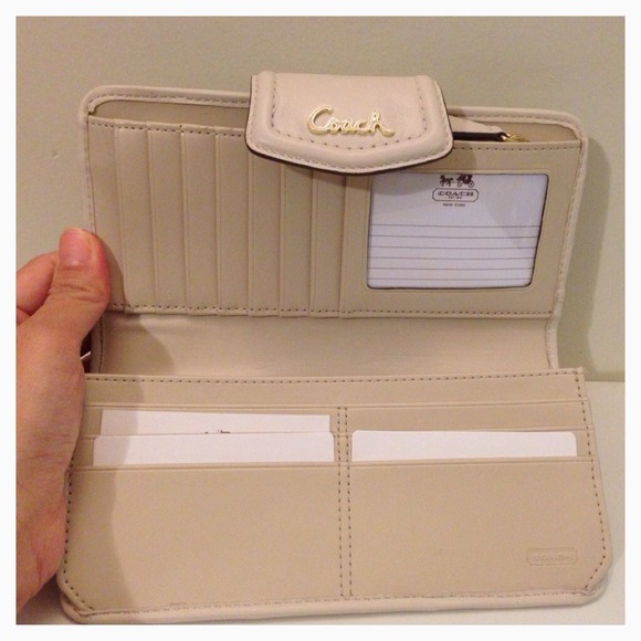 ⭕SOLD⭕Coach Ashley Lace Leather Wallet - Picture 2 of 4
