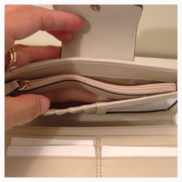 ⭕SOLD⭕Coach Ashley Lace Leather Wallet - Picture 3 of 4