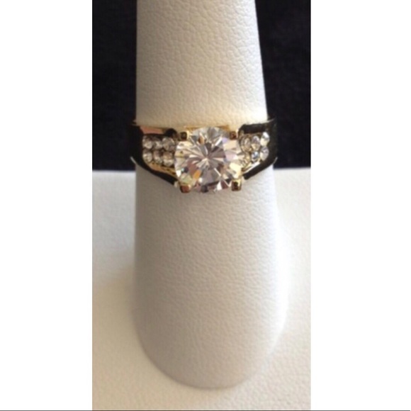 Jewelry - NEW Faux Solitaire & Paves Cocktail Ring