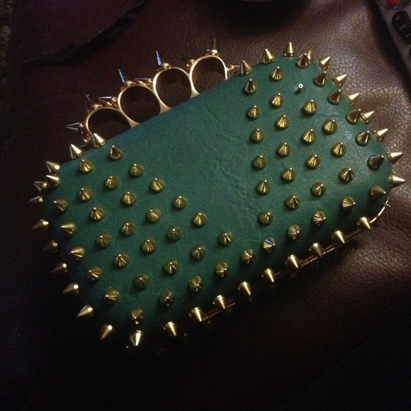 A spiked clutch with spiked knuckles ❤❤