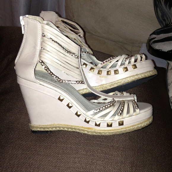 Cute beige open wedges!  😔