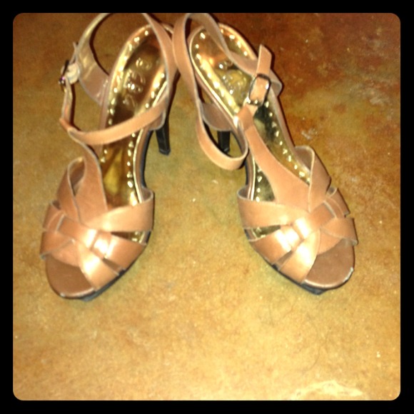 BCBG brown gladiator leather heels 6 36