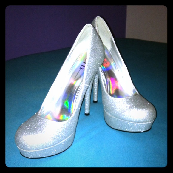 Silver/sparkled Shi high heels - Picture 1 of 3