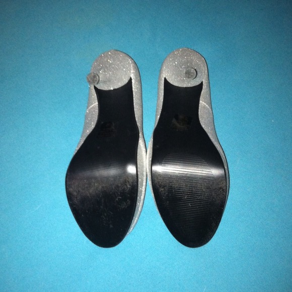 Silver/sparkled Shi high heels - Picture 3 of 3