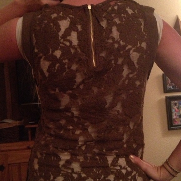 Floral stretch lace top. Flattering fit size small - Picture 2 of 2