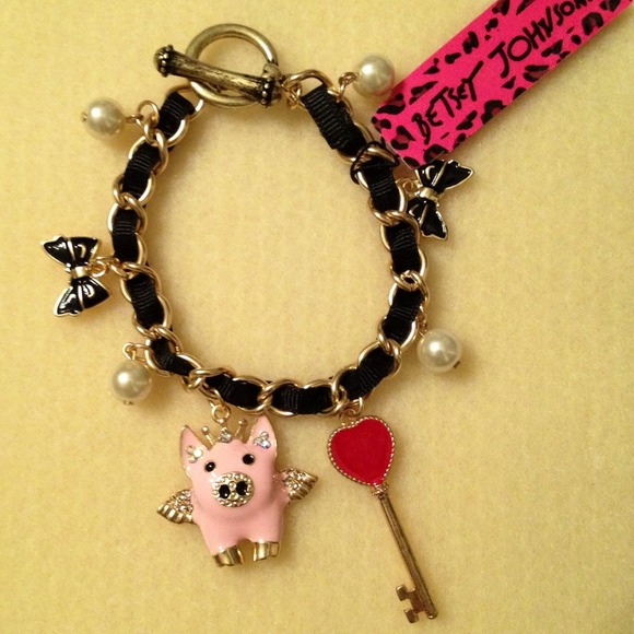 Betsey Johnson Jewelry - Adorable "Betsey Johnson" Bracelet❤REDUCED❤