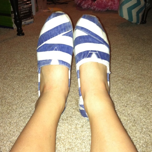 Blue and white striped toms