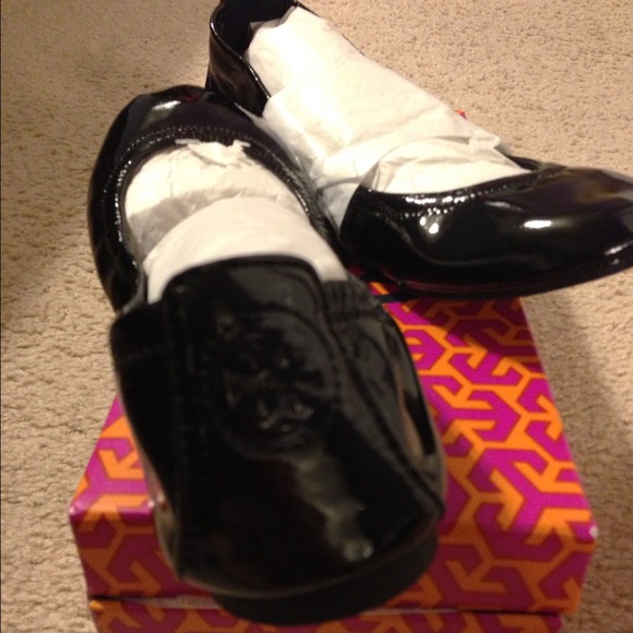 ✋Sold✋Authentic Tory Burch flats - Picture 2 of 4