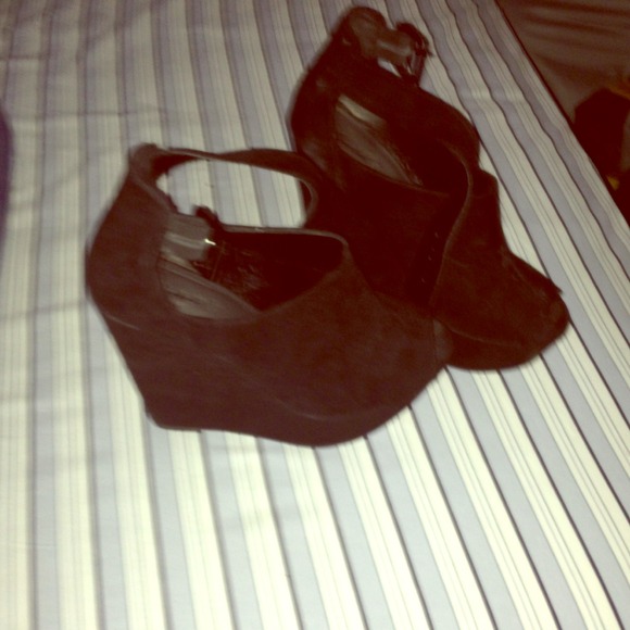 BLACK HEELS