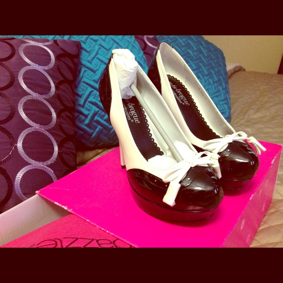 Never worn shoe dazzle heels. Very cute!!🙊😘