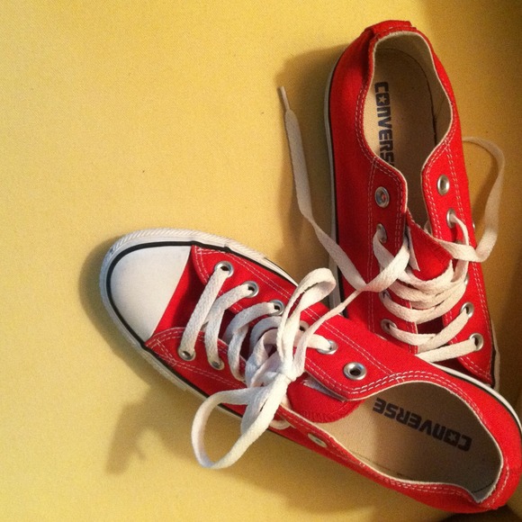 Red and white Converse- 5.5 in men's/7.5 women