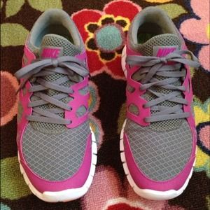 RESERVED Women's Nike Free Run +2 sneakers